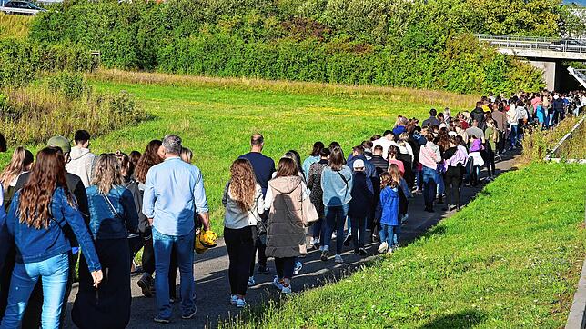Alle wollen Nico Santos sehen und hören. Die Schlange vor dem Eingang zum Sommersound-Gelände beim Druckzentrum Südwest ist lang.