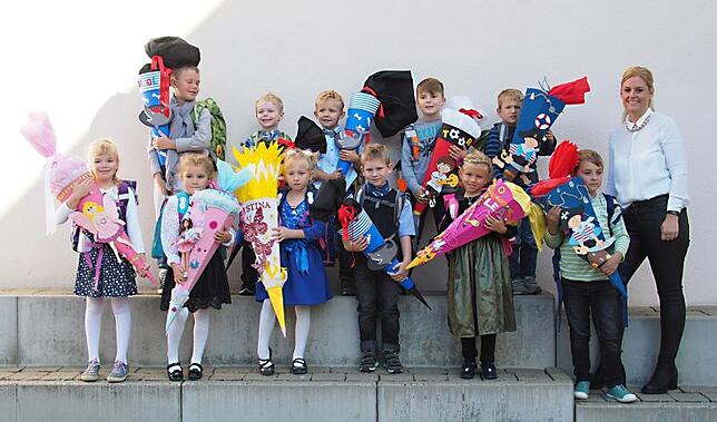 Klasse 1d: Piraten, Feen und Schmetterlinge tummelten sich auf den Schultüten der elf Grundschüler, die in die 1d eingeschult wurden. ...
