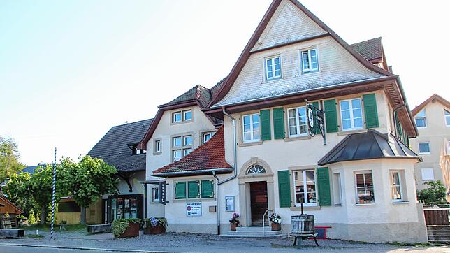 Vor dem Café Verkehrt wird am Samstag der original bayrische Biergarten eröffnet, der bajuwarischen Flair nach Oberhof bringt. Zur ...