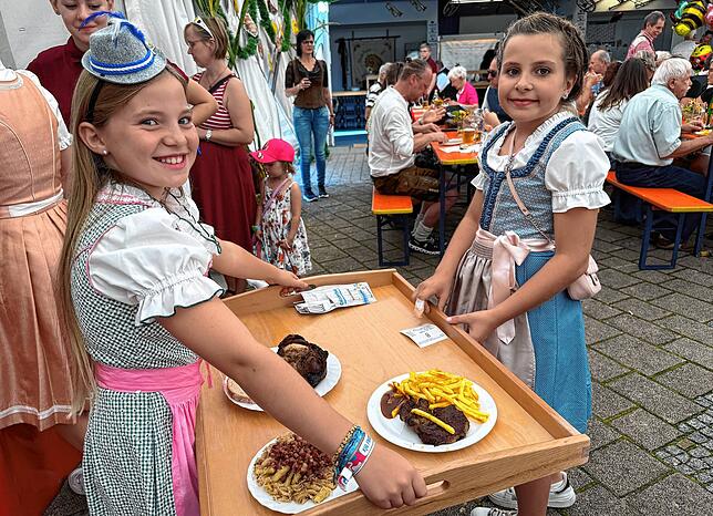 Auch der Nachwuchs des Musikvereins trägt Dirndl und hilft mit.