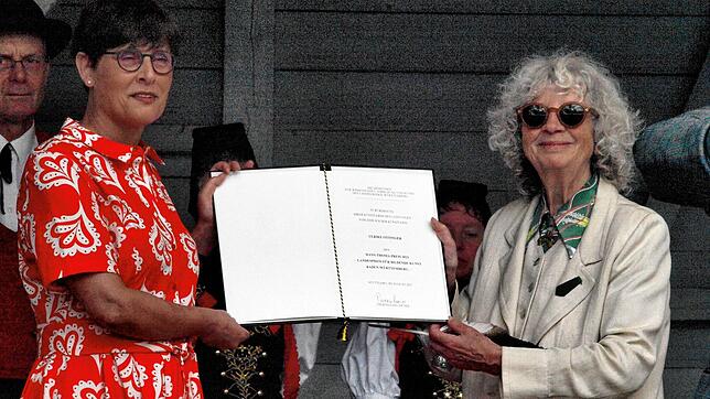 Am Sonntag wurde im Kurpark in Bernau der Hans-Thoma-Preis an die Künstlerin Ulrike Ottinger (rechts) verliehen, die Verleihung nahm ...