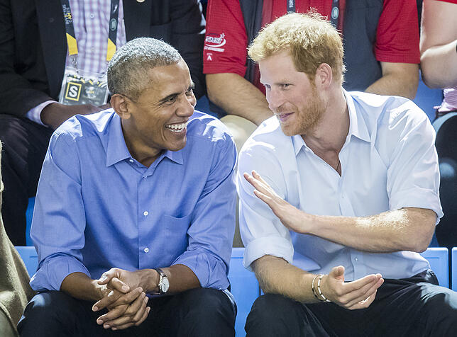 Royale Hochzeit: Prinz Harry und Barack Obama Der ehemalige US-Präsident Barack Obama (l.) und der britische Prinz Harry diskutieren während eines Rollstuhl-Basketballspiel im Pan Am ...