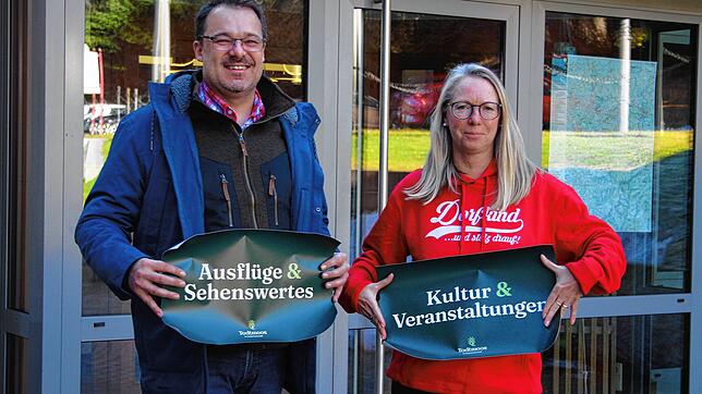 Die neue Leiterin der Tourist-Info Todtmoos, Susanne Schadow, und Bürgermeister Marcel Schneider freuen sich auf den Neustart im Januar. ...