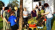 Nach dem Gottesdienst können die Gemeindemitglieder die bunten und wohlriechenden Kräuterbüschel mitnehmen. Foto: Gerhard Blessing