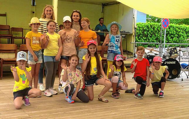 Die Aerobic Girls aus Reckingen mit ihren Trainerinnen Julia Binner und Janina Wohlaib (hinten von links) dürfen auf keinem Fest fehlen.