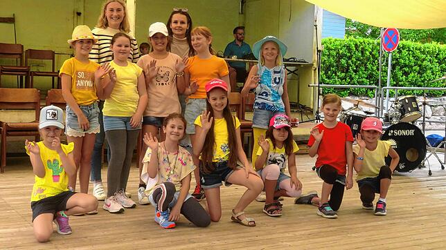 Die Aerobic Girls aus Reckingen mit ihren Trainerinnen Julia Binner und Janina Wohlaib (hinten von links) dürfen auf keinem Fest fehlen.