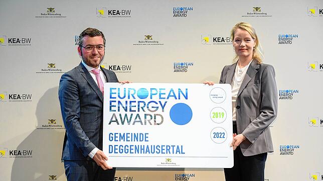 Im Jahr 2023 verlieh Thekla Walker MdL, Ministerin für Umwelt, Klima und Energiewirtschaft Baden-Württemberg, der Gemeinde ...