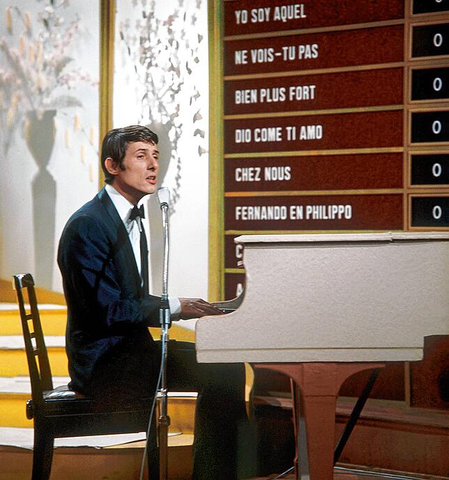 Udo Jürgens begleitet sich während seines Auftritts beim Grand Prix Eurovision de la Chanson 1966 in Luxemburg am Klavier.