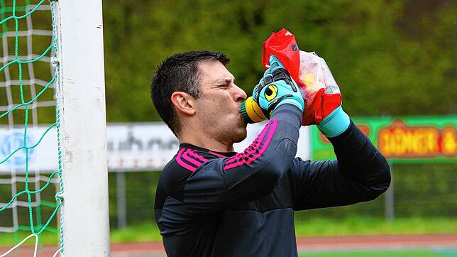Schluck aus der Pulle: Diego Cambero steht am Samstag im Tor des SV 08 Laufenburg in der Partie beim FC Freiburg-St. Georgen.