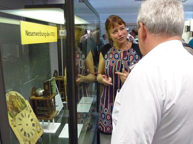 Eva Renz vom Deutschen Uhrenmuseum erläutert die Neuzugänge, die der Verein zur Förderung des Deutschen Uhrenmuseums (VFDU) übergeben hat.