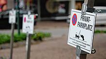 Die ehemaligen Räume der BW-Bank in Donaueschingen stehen leer. Doch Vorsicht: Wer deshalb denkt, die Parkplätze können genutzt werden, ...