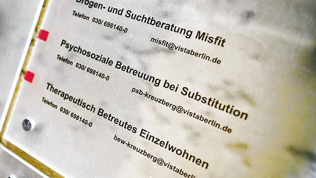 Das Schild der Drogen- und Suchtberatung Misfit in Berlin Kreuzberg. Konsumenten von Drogen können ihre gekauften Substanzen ab sofort ...