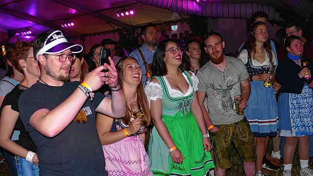 Bild : Was für eine Fete! Musikkapelle Mundelfingen versetzt das Publikum zum Jubiläumsstart in Feierlaune