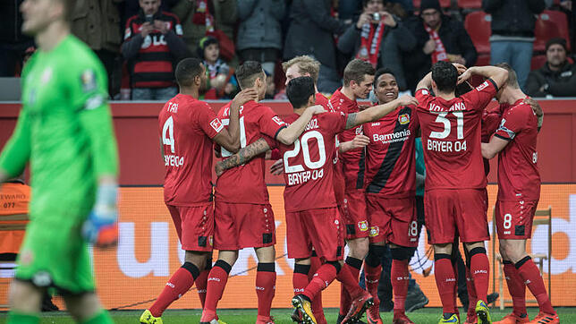 Leverkusens Leon Bailey (verdeckt) jubelt mit seinem Team über das 1:0.