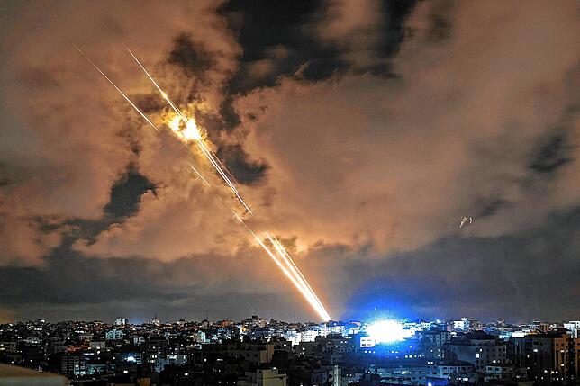 Raketen werden aus der von der Hamas kontrollierten Gaza Stadt abgefeuert.
