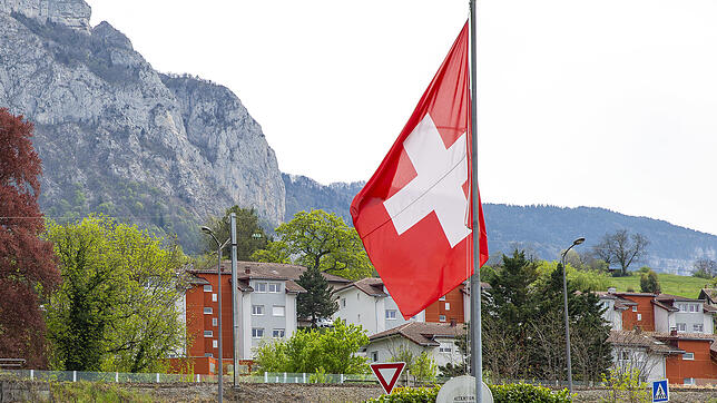 Die B-Bewilligung wird an Personen mit Wohnsitz in der Schweiz und einem unbefristeten oder mindestens 12 Monate dauerndem ...