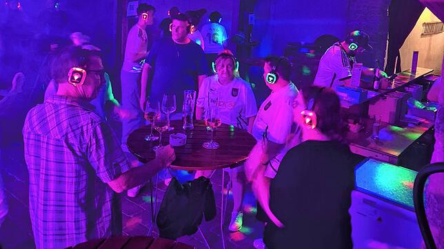 Die leuchtenden Kopfhörer im Zunfthaus sind ein Blickfang während der Silent Party der Ellipse. Am 31, Oktober ist es wieder soweit, die ...
