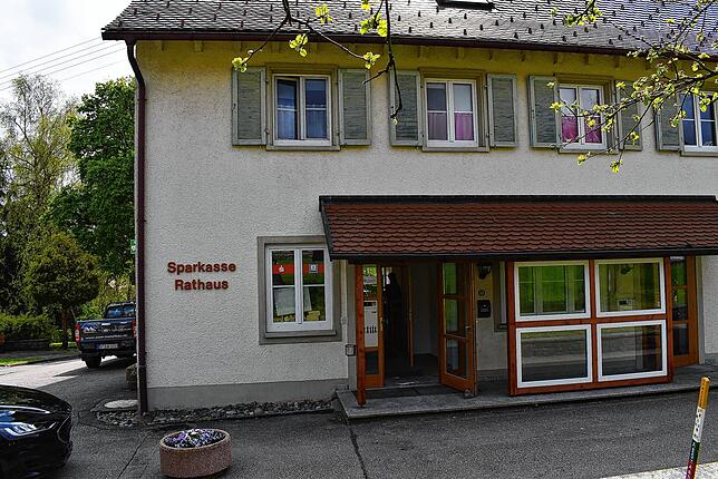 Das Wohn- und Geschäftshaus in Berau, in dem sich der Geldautomat der Sparkasse befindet.