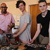 Das sind die Reboots (von links): Adil Asfoor, und die beiden Schüler Camillo Pohl und Ruben Schleuter. Gemeinsam machen sie defekte ...