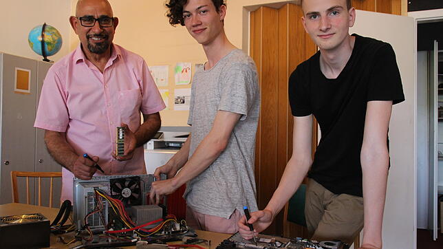 Das sind die Reboots (von links): Adil Asfoor, und die beiden Schüler Camillo Pohl und Ruben Schleuter. Gemeinsam machen sie defekte ...