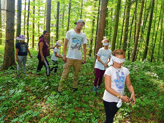 Begleitet von den Betreuern Hasret Cicek und Sebastian Pöhls, hangeln sich die Kinder entlang der &bdquo;blind line&ldquo;.