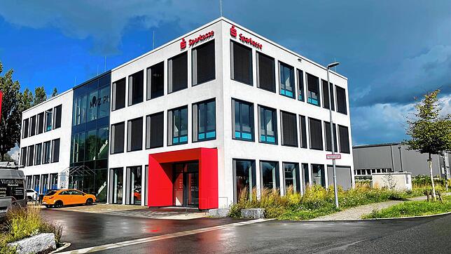 Hier in der Göldern-Filiale der Bezirkssparkasse Reichenau kam es am Sonntagmorgen zu der Gewalttat.
