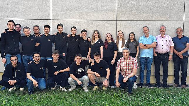 Die Schüler der Jahrgangsstufe 1 des Technischen Gymnasiums mit, von rechts, Andreas Dietz (Betreuer HFU), Marc Fehrenbacher ...