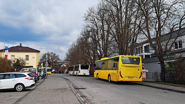 In diesem Bereich soll der neue Busbahnhof mit acht Bahnsteigen entstehen. Dann sollen Busse hier nicht mehr zum Pausieren halten, wie ...