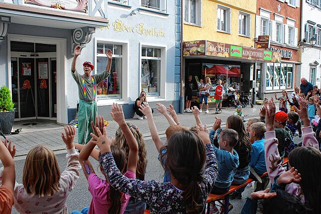 Der Mitmachzirkus Klarifari begeisterte vor allem Kinder, doch auch Erwachsene staunten über die Jonglage-Künste von Klaus Riedel.