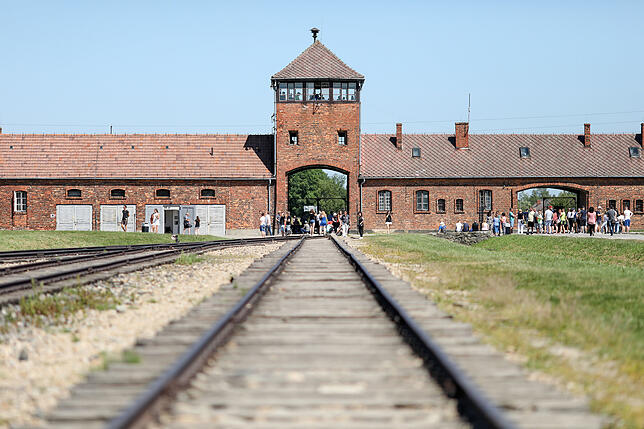 Besucher vor dem historischen Tor im früheren Vernichtungsslager Auschwitz-Birkenau: Die Gedenkstätte zählte im vergangenen Jahr mehr ...