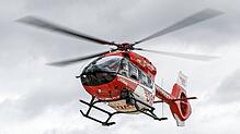 Der schwerverletzte Radfahrer wurde mit einem Rettungshubschrauber in ein Krankenhaus geflogen. (Symbolbild)