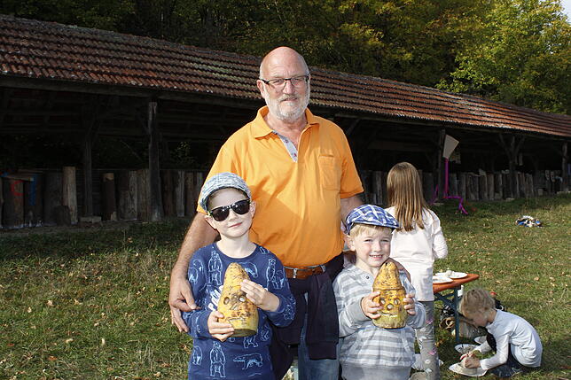 Heinz Frick aus Leibertingen besuchte mit seinen Enkeln Joris (links) und Lean aus Oberschwandorf die Kirbe im Museumsdorf. Mit dabei ...