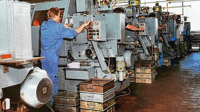 Damals brauchte es an jeder Maschine einen Mitarbeiter, heute läuft in den modernen Betrieben fast alles automatisiert.