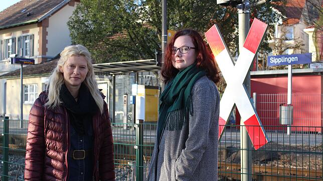 Nicole Hubmann (links) und Anjuschka Krämer am Bahnübergang vor dem Sipplinger Bahnhof, wo am 15. Oktober 2018 ein Regionalexpress gegen ...
