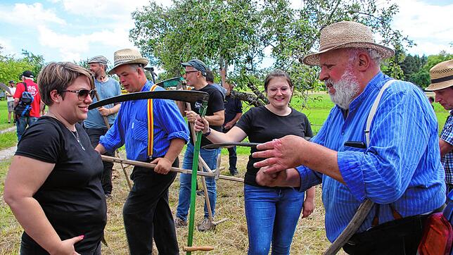 Beim Oldtimertreffen der Schlepperfeunde Friedingen fand wieder ein Mähwettbewerb statt. Peter Nägele gibt den Sensen von Sonja Beer und ...