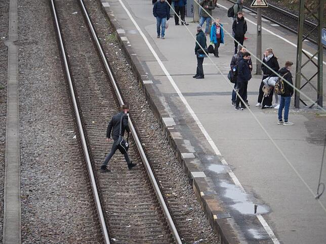 Lebensgefährlicher Leichtsinn: Immer wieder überqueren Fußgänger am Petershauser Bahnhof die Gleise. Die neue Z-Brücke soll sie davon ...