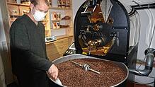 Die hohe Kunst des Kaffeeröstens ist in der Hochschwarzwälder Kaffeerösterei von Joscha Krause gegeben.