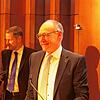 Landrat Lothar Wölfle freut sich nach der Wahl des Kreistags sichtlich darüber, dass Luca Prayon sein Nachfolger wird. Der ist im ...