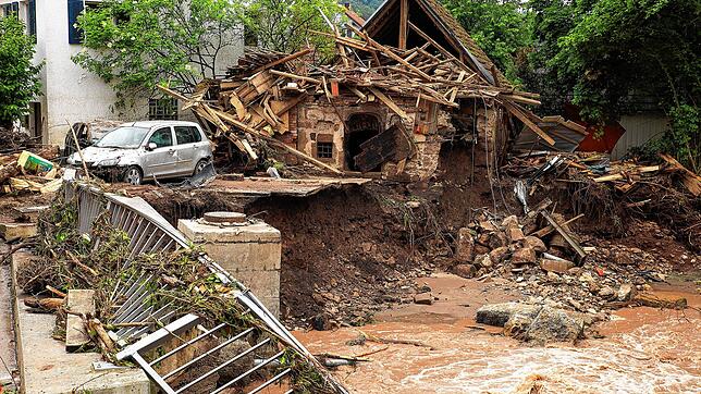 Totalschaden: Blick auf ein durch Hochwasser zerstörtes Gebäude im baden-württembergischen Rudersberg. Seit Tagen kämpfen die Helfer in ...