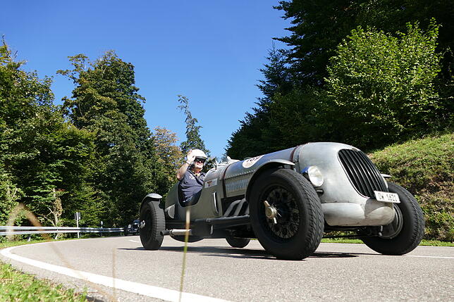 Bei herrlichem Wetter ist eine Ausfahrt im offenen Oldtimer ein Vergnügen.