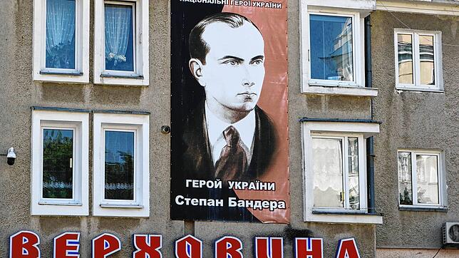 Ein Plakat in einer Wohnsiedlung in Drohobytsch, Ukraine, zeigt den Nationalisten und Faschisten Stepan Bandera.