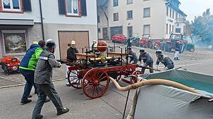 Die Handdruck-Feuerspritze der Feuerwehrabteilung Bettmaringen zeigte mit sechsfacher Männerkraft, wie früher gelöscht wurde. Die ...