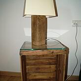 Handgemachte Nachtkästchen und Lampen sorgen in den Pensionszimmern für heimelige Atmosphäre.