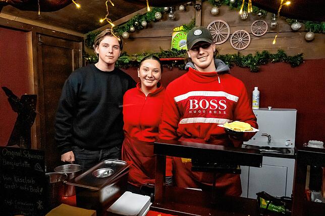 Käsespätzle und Raclette servieren die Geschwister Orlando (von links), Cheyenne und Diego Trollmann aus Schramberg.