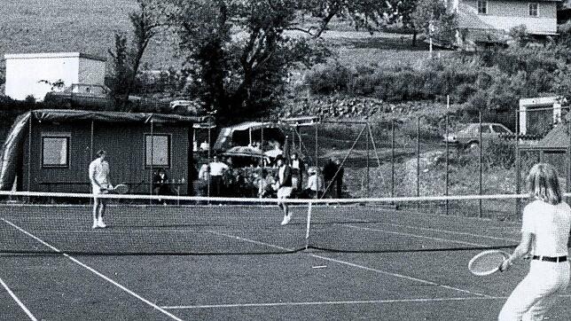 Als beim Tennisclub Unterkirnach vor fast 50 Jahren die ersten Bälle auf den neu gebauten Plätzen geschlagen werden, muss am ...