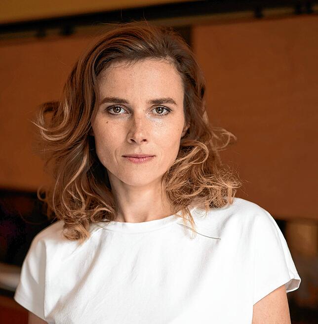 Karin Hanczewski ist seit 2016 Tatort-Kommissarin in Dresden. Kurz vor Weihnachten, am 22. Dezember, wird sie 40. Selbst bisexuell, ...