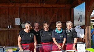 Die Landfrauen durften ihre Apfel-, Zwetschgen- und Zwiebeldünnen als einzige Nichtmitglieder der Trachtenkapelle anbieten. Diese finden ...