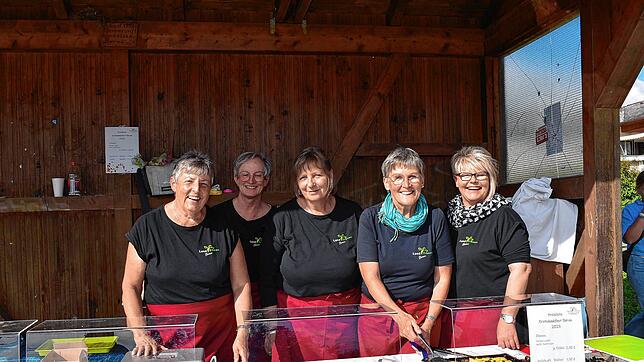 Die Landfrauen durften ihre Apfel-, Zwetschgen- und Zwiebeldünnen als einzige Nichtmitglieder der Trachtenkapelle anbieten. Diese finden ...