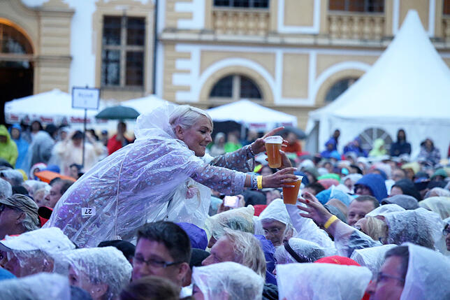 Wenn frau nicht durch die Menge kommt, dann wird das Bier halt über die Köpfe gereicht...