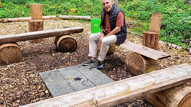 Einen seiner Lieblingsplätze findet Helmut Mirowski auf den Bänken rund um die Feuerstelle beim Trekking-Camp Blumberg. „Die Ruhe hier ...